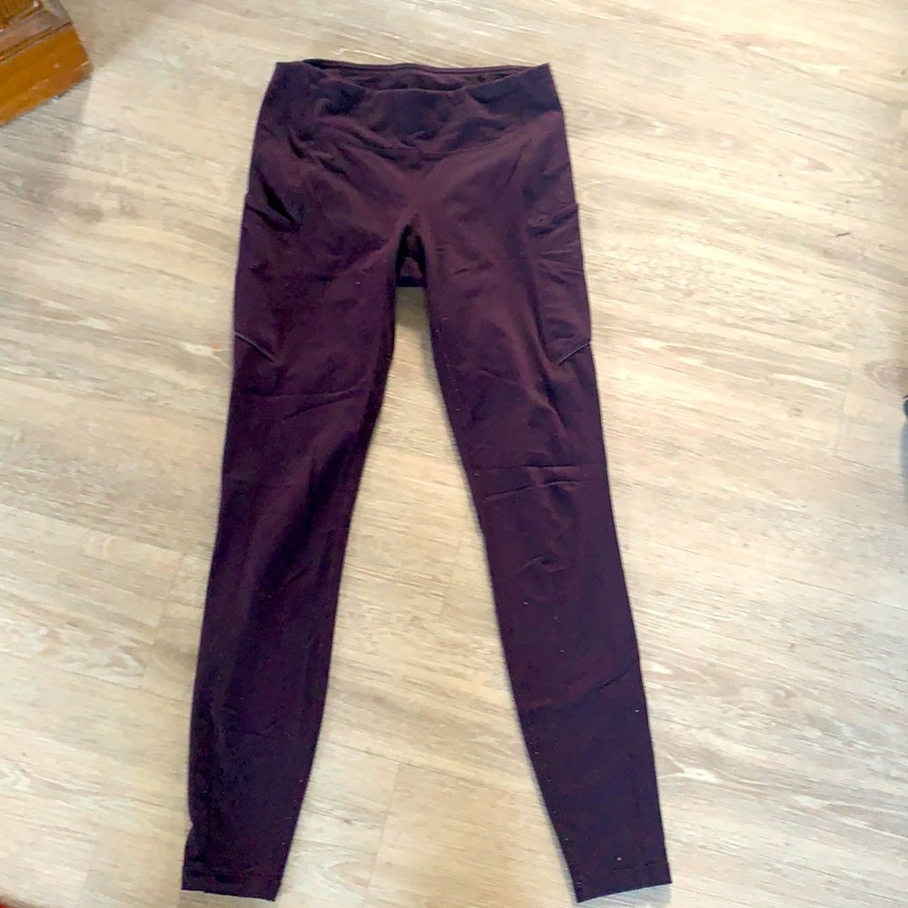 Lululemon Tights with 2 side pockets and back zip pocket.